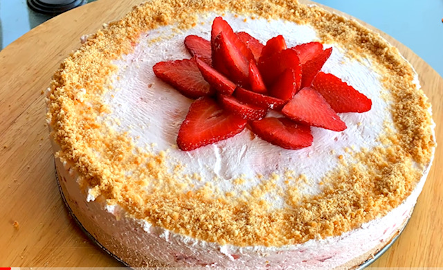 бисквитена торта с ягоди