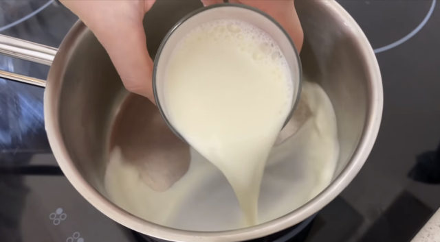 мляко в тенджерка