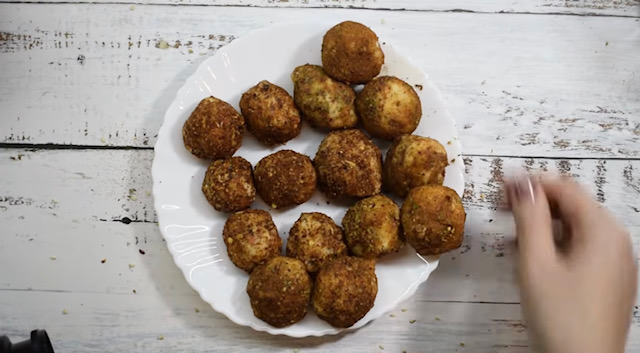 солени топчета с червен пипер