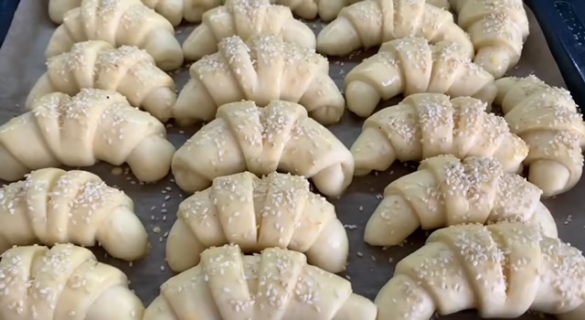 кифлички със сусам