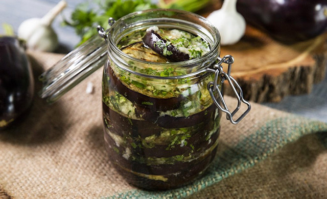 отворен буркан патладжан