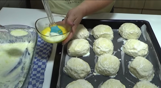  кифлички с яйце 