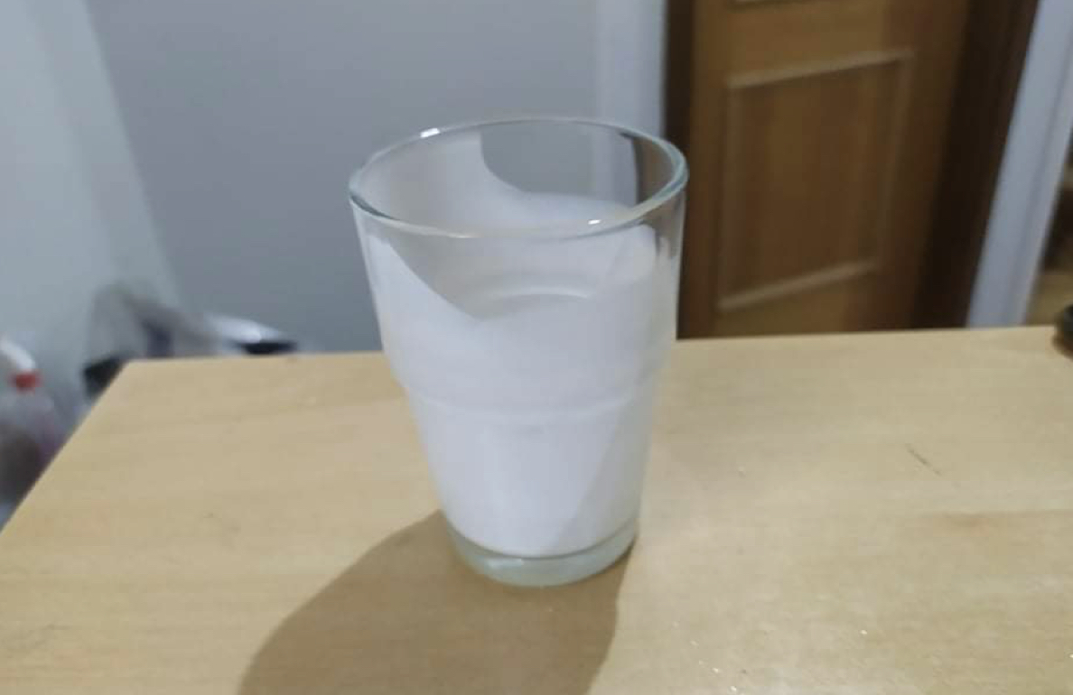 празна чаша мляко