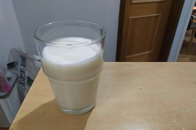  цялостна чаша мляко 