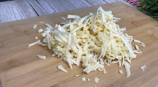  настърган кашкавал 