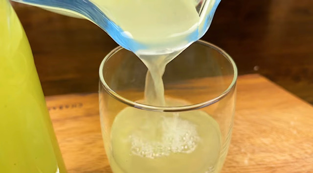 лимонов сок в чаша