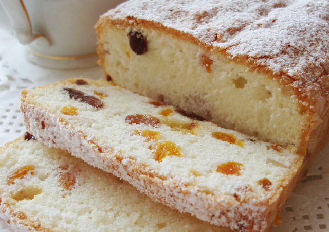 бял кекс с плодове