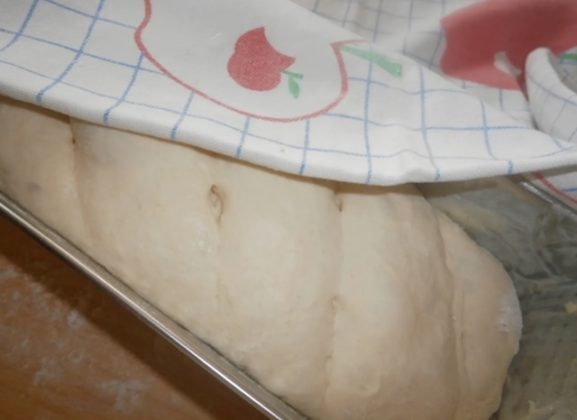 тесто във форма за хляб