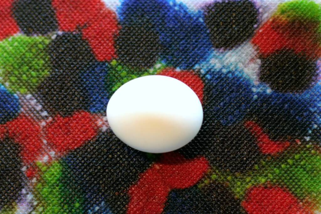 боядисване на яйцата с хартиени кърпи