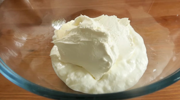крема сирене в купа