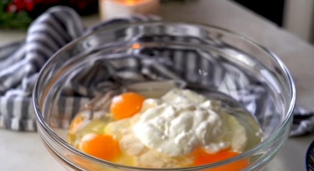 яйца с кисело мляко