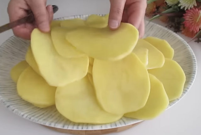 тънки резени картофи