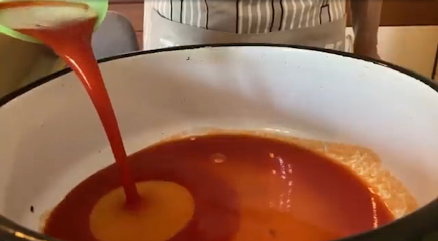 доматен сос в тенджера