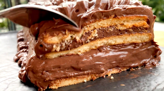 шоколадова торта с бисквити