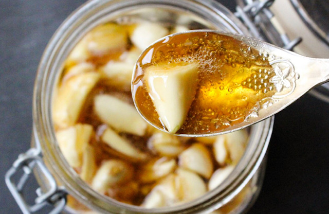 лек чесън в мед
