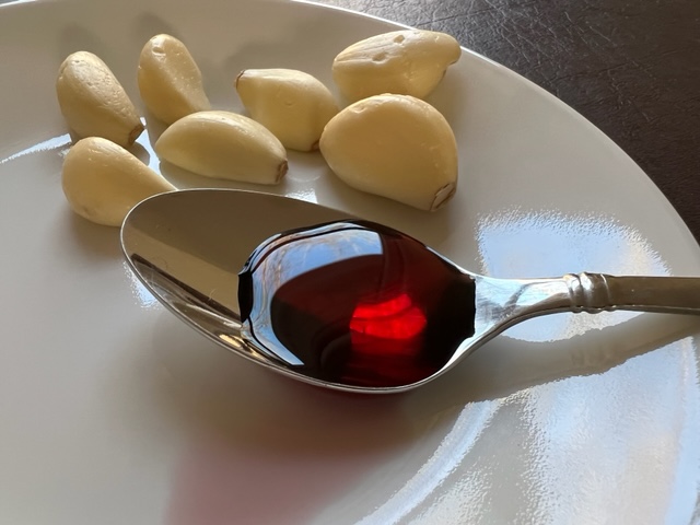 чесън в червено вино