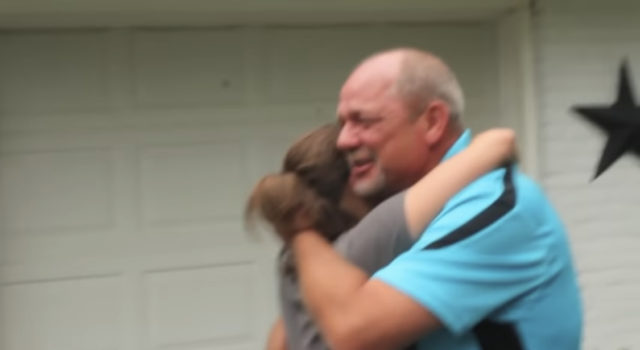 баща и дъщеря прегръдка