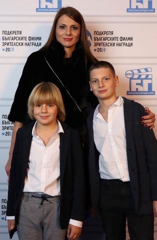 Димитър Рачков младши с майка си