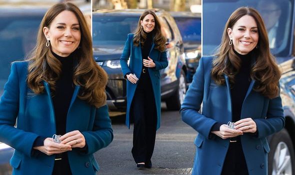Кейт синьо палто