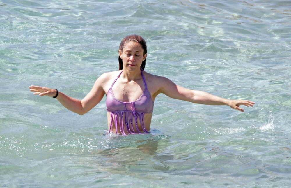 Шакира на плаж