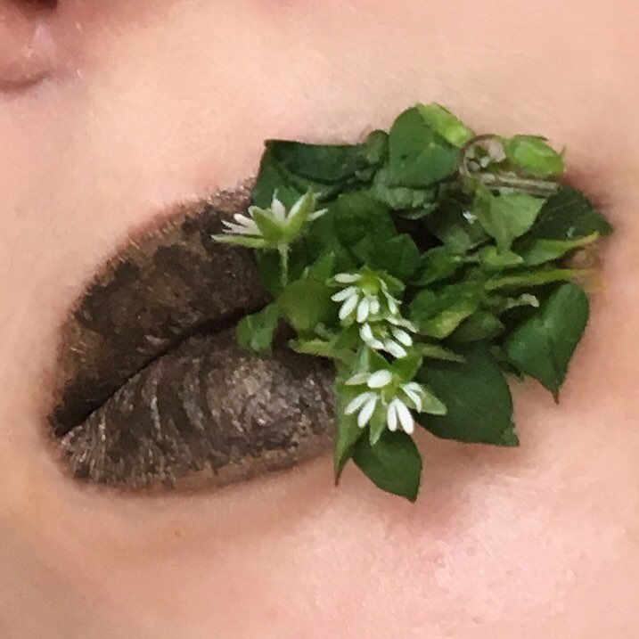 устни с растителност
