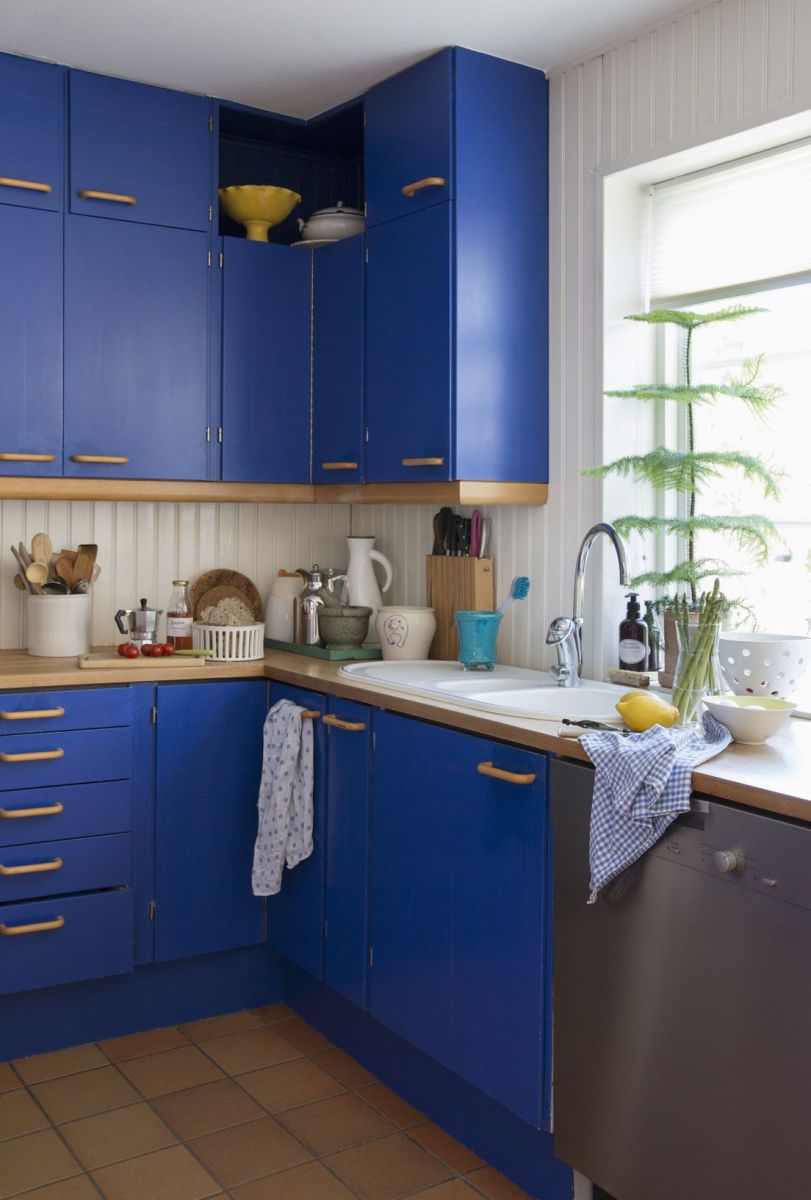 кухня в кобалтово синьо
