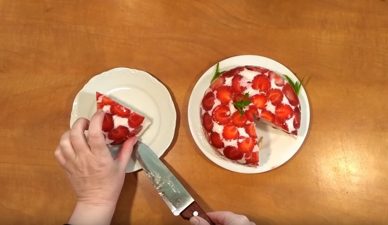 бисквитена торта с ягоди