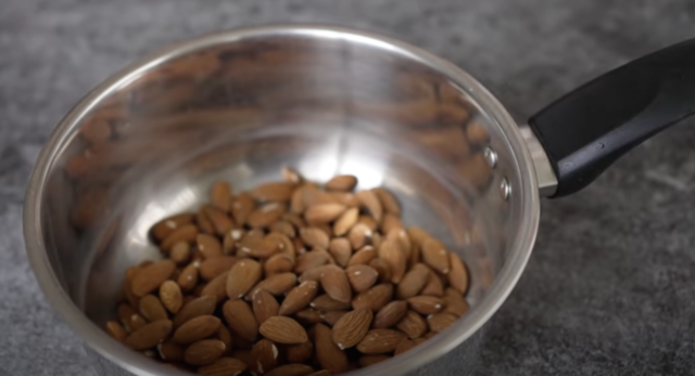 бадеми в касерола