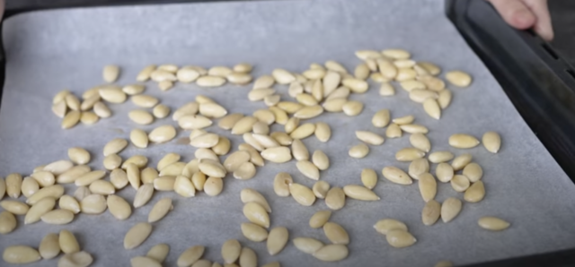 бадеми в тава