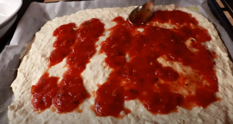 пица с доматено пюре