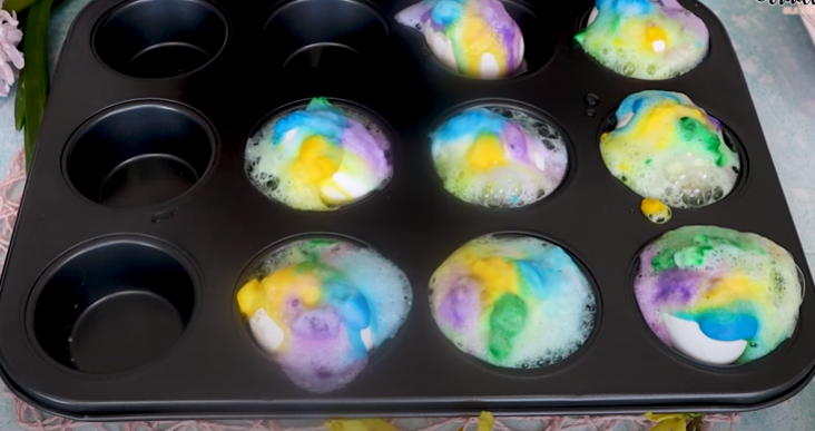  яйца във форми за мъфини 