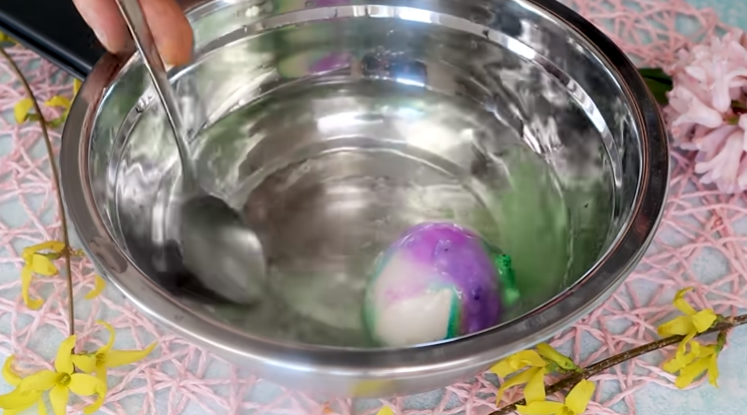 боядисано яйце във вода