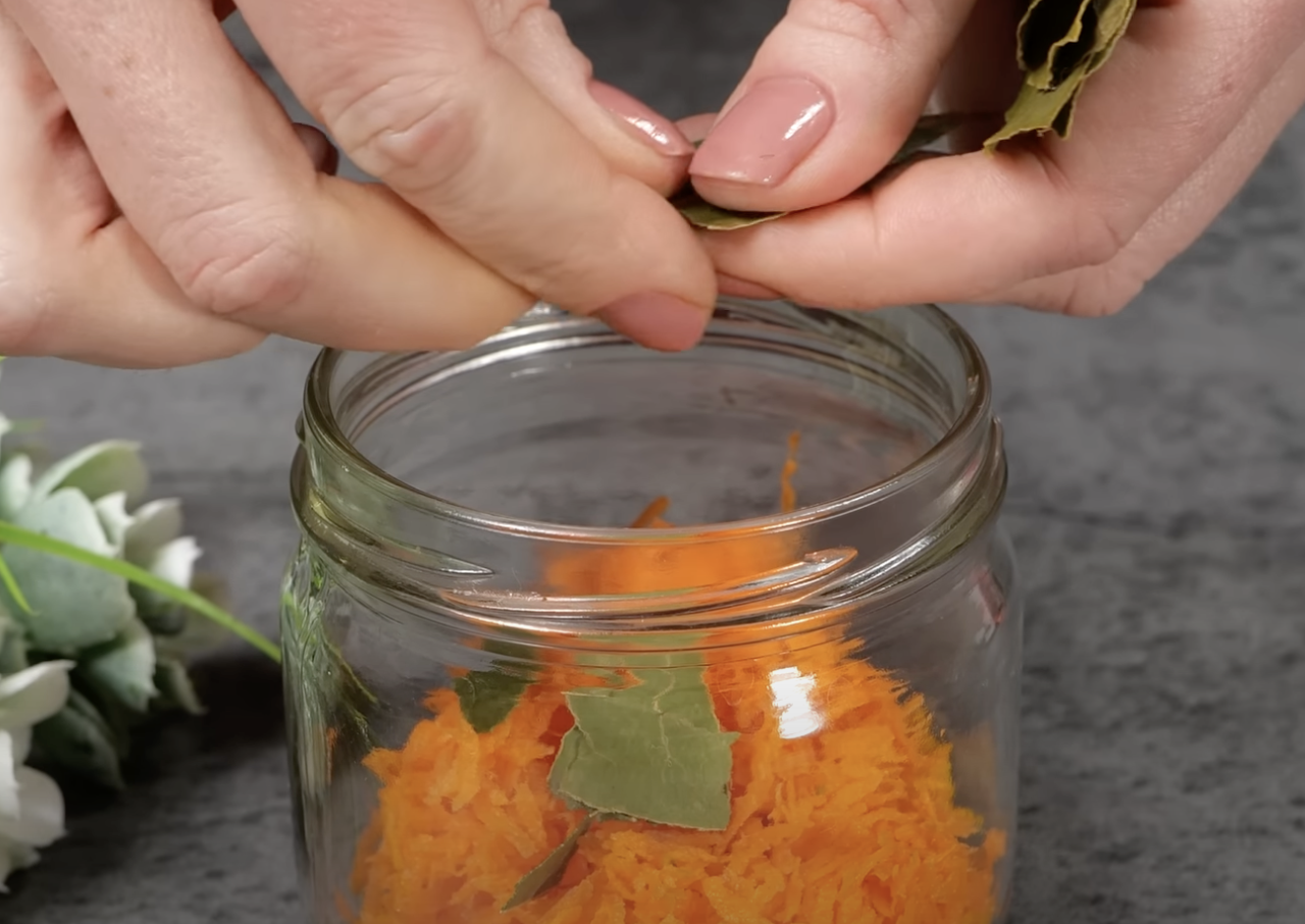 настърган морков в буркан