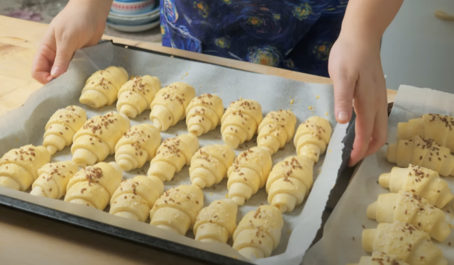 кифлички със семена