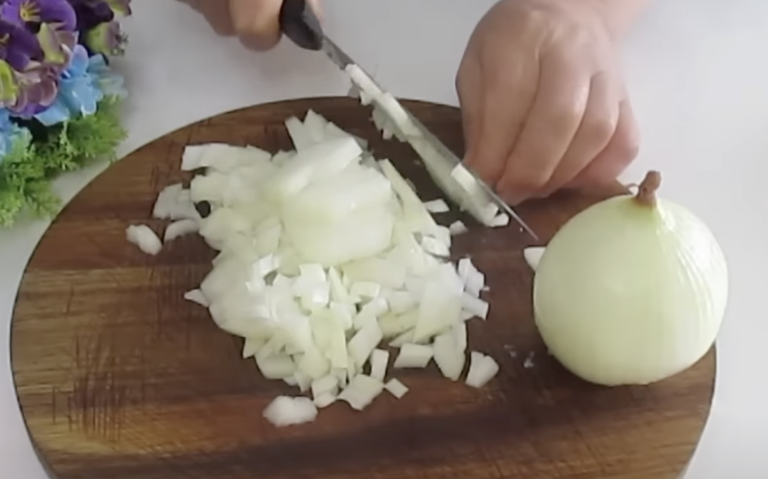 лук на кубчета