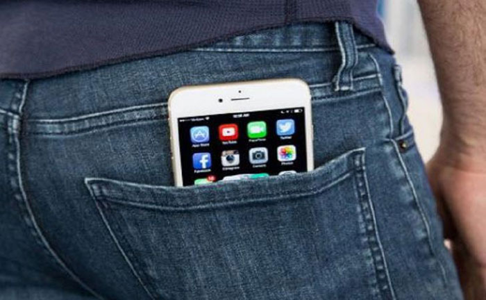 телефон в задния джоб