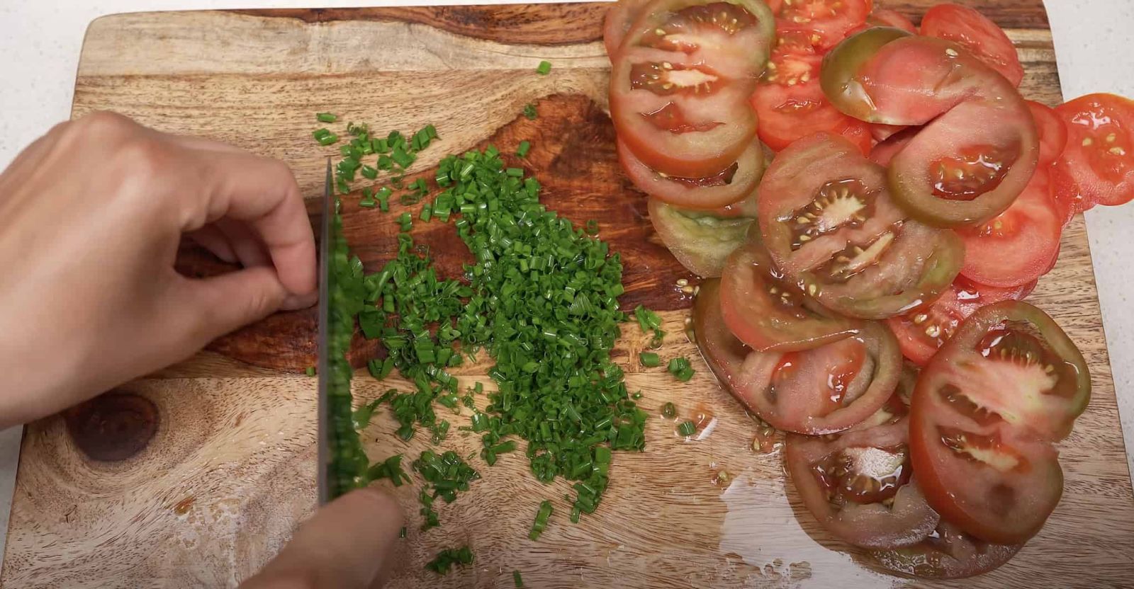 нарязани домати и лук