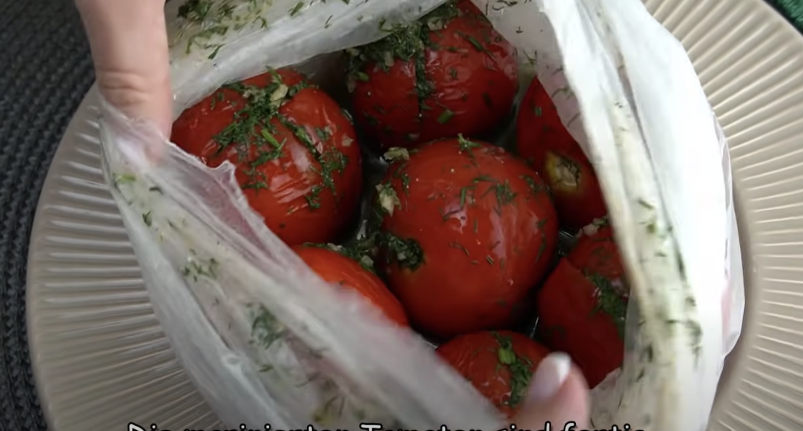 домати с копър и чесън в плик