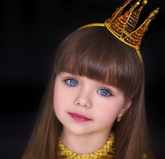 момиченце с корона