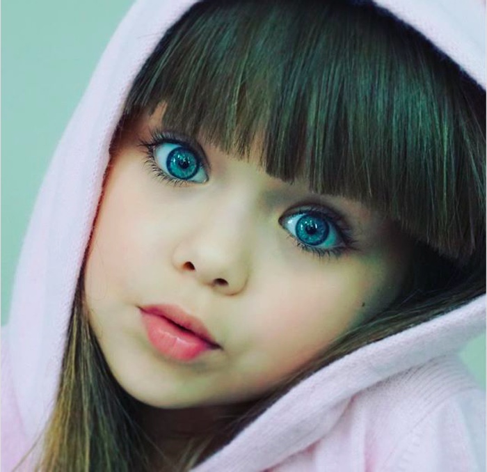 големи сини очи