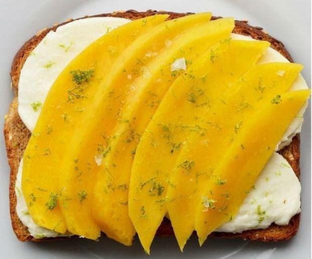 нестандартен сандвич с к парчета манго, моцарела и лимонов сок