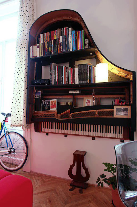 Лавица за книги от пиано