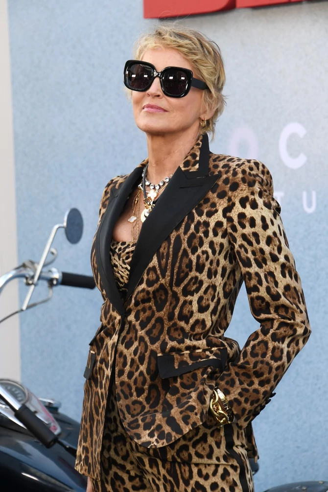  Шарън Стоун леопардов костюм 