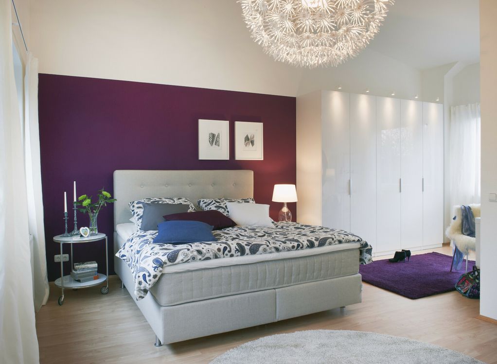 спалня с лилава стена