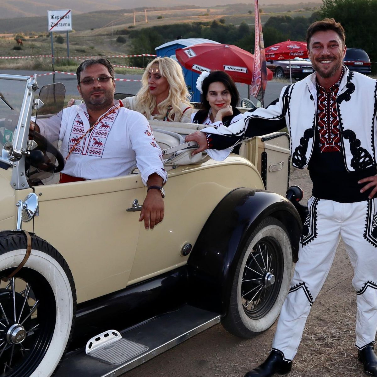  Миро и жена му в носии 