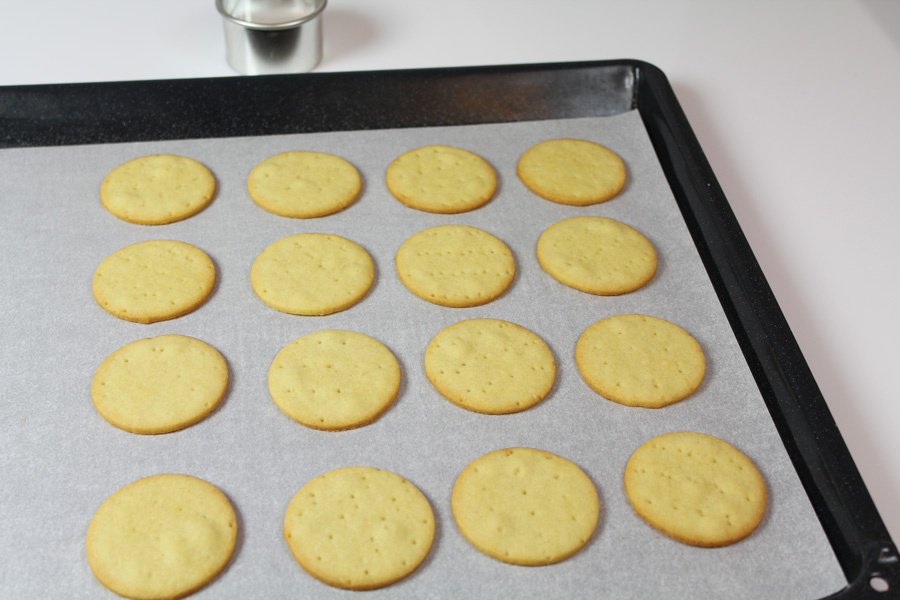 бисквити върху хартия