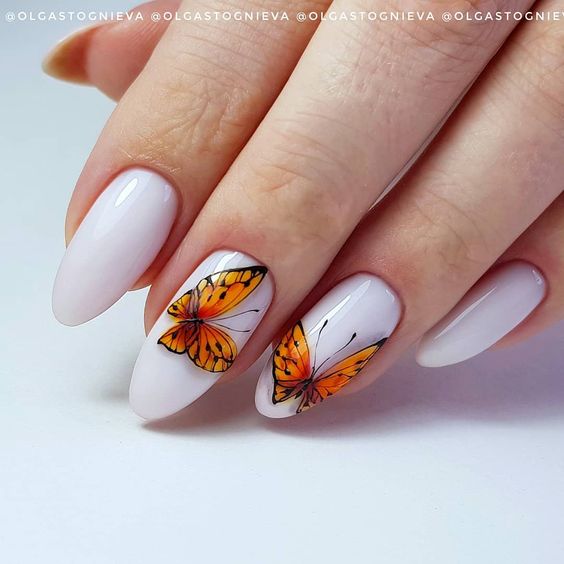 бял маникюр с пеперуди
