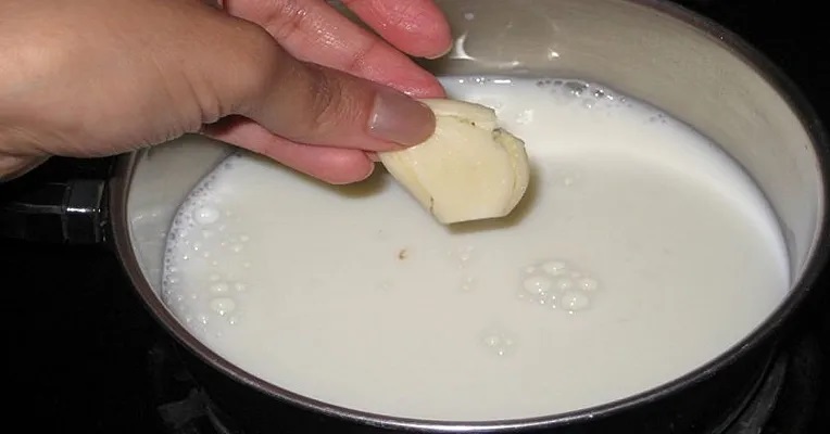 чесън в мляко