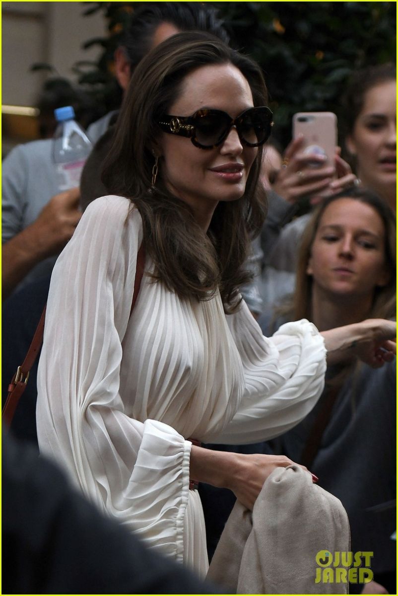Анджелина Джоли в бяло