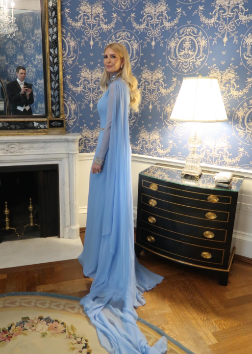 Иванка рокля с шлейф